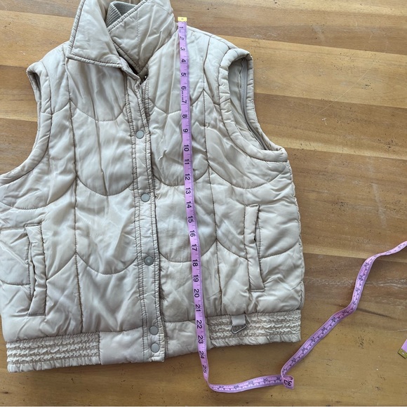Vintage 80's Tan Puffer Vest Earth Tones Neutral Stripes Snaps Quilted Insulated - Picture 9 of 9